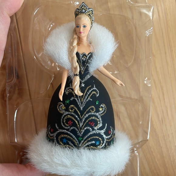 Hallmark Barbie 2006 Ornament - Picture 4 of 7